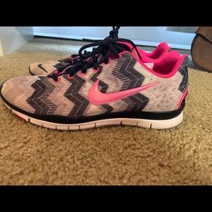 Women’s Nike free 5.0s pink chevron